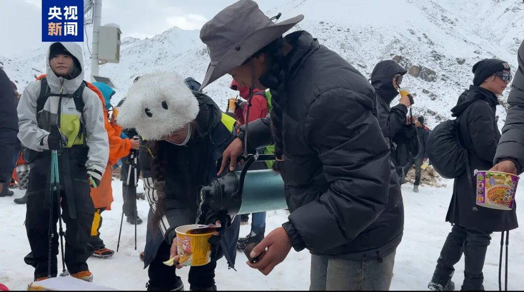 珠峰景区游客被困最新进展：已有350人获救，其余200多人已全部取得联系
